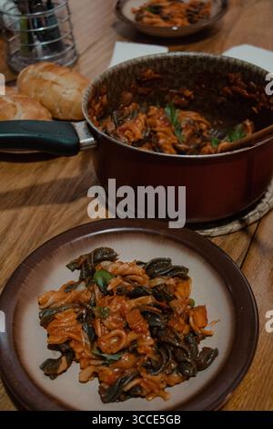 Pasta-Mahlzeit auf Holztisch Stockfoto