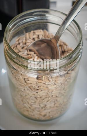 Haferflocken mit Chiasamen und Früchten in einem Glas, eine gesunde Frühstücksoption. Stockfoto
