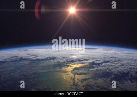Erstaunlicher Planet Erde mit Weltmeer und Wolken im Weltraum an einem Sternenhimmel. Planet Erde im offenen Raum. Elemente dieses Bildes, bereitgestellt von der NASA. Stockfoto