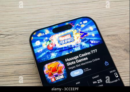Ostrava, Tschechien - 19. Januar 2025: Apple App Store mit Huuuge Casino 777 Slots Games Mobile App Stockfoto