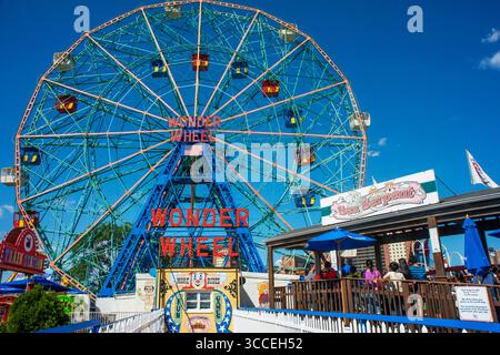 23. August 2018, New York, New York, USA: Wunderrad im Luna Park. Es ist ein Vergnügungspark auf Coney Island, der am 29. Mai 2010 an der ehemaligen Stelle von Astroland eröffnet wurde, benannt nach dem ursprünglichen Park von 1903. Vergnügungspark, Coney Island, Brooklyn, New York City, USA (Bild: © Sergi Reboredo/ZUMA Press Wire) Stockfoto