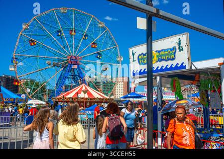 23. August 2018, New York, New York, USA: Wunderrad im Luna Park. Es ist ein Vergnügungspark auf Coney Island, der am 29. Mai 2010 an der ehemaligen Stelle von Astroland eröffnet wurde, benannt nach dem ursprünglichen Park von 1903. Vergnügungspark, Coney Island, Brooklyn, New York City, USA (Bild: © Sergi Reboredo/ZUMA Press Wire) Stockfoto