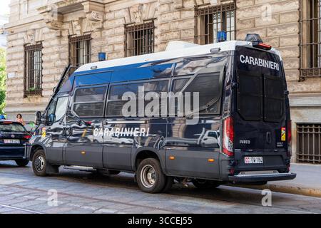 Carabinieri Minibus italienische Polizei auf Mailänder Straße. Italien, Mailand - 17. Juli 2025 Stockfoto