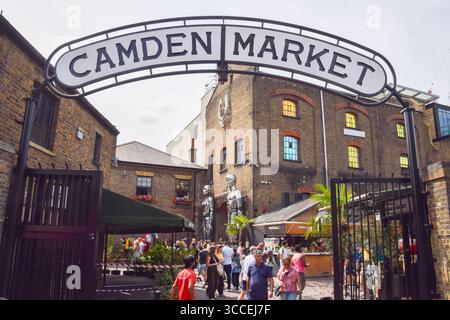 London, Großbritannien. August 2025. Eintrittsschild am Camden Market. Quelle: Vuk Valcic / Alamy Stockfoto