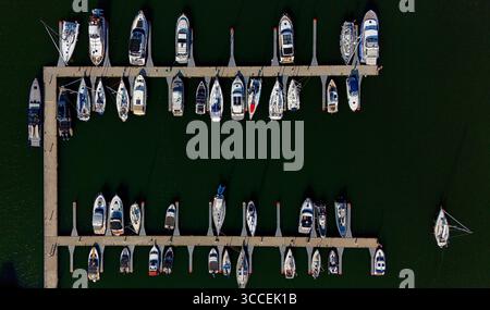 Drohnenblick auf Yachthafen mit Segelbooten - Panoramablick auf den Lufthafen Stockfoto