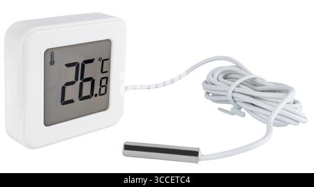 Elektronisches Thermometer mit Temperaturfühler zur Messung von Innen- und Außentemperaturen auf weißem Hintergrund in der Isolierung. Praktisch für zu Hause Stockfoto