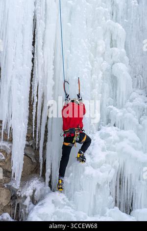 7. Januar 2023, Utah, USA: Ein Eiskletterer auf einem natürlichen gefrorenen Wasserfall im Price Canyon in Utah. (Kreditbild: © Jon G. Fuller / Vwpics/VW Pics via ZUMA Press Wire) Stockfoto