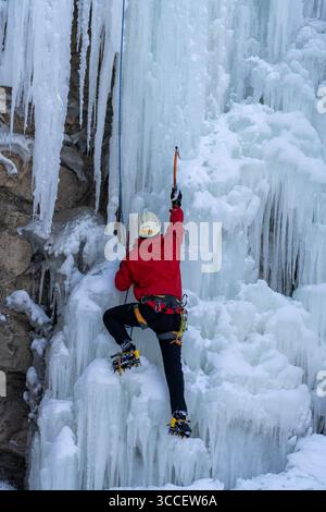 7. Januar 2023, Utah, USA: Ein Eiskletterer auf einem natürlichen gefrorenen Wasserfall im Price Canyon in Utah. (Kreditbild: © Jon G. Fuller / Vwpics/VW Pics via ZUMA Press Wire) Stockfoto