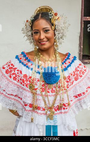 23. November 2008, Panama-Stadt, Provinz Panama, Panama: Panama-Frau in einer bunten traditionellen Pollera, der Nationalkleidung Panamas. Zusammen mit dem wunderschönen handgestickten Kleid, Goldschmuck und filigranen Haarkämmen aus Perlen oder Perlen runden das Outfit ab. (Kreditbild: © Jon G. Fuller / Vwpics/VW Pics via ZUMA Press Wire) Stockfoto