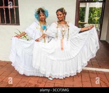 23. November 2008, Panama-Stadt, Provinz Panama, Panama: Zwei panamaische Frauen tragen die bunten traditionellen Pollera, die Nationalkleidung Panamas. Zusammen mit dem wunderschönen handgestickten Kleid, Goldschmuck und filigranen Haarkämmen aus Perlen oder Perlen runden das Outfit ab. (Kreditbild: © Jon G. Fuller / Vwpics/VW Pics via ZUMA Press Wire) Stockfoto