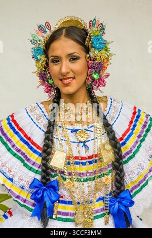 23. November 2008, Panama-Stadt, Provinz Panama, Panama: Panama-Frau in einer bunten traditionellen Pollera, der Nationalkleidung Panamas. Zusammen mit dem wunderschönen handgestickten Kleid, Goldschmuck und filigranen Haarkämmen aus Perlen oder Perlen runden das Outfit ab. (Kreditbild: © Jon G. Fuller / Vwpics/VW Pics via ZUMA Press Wire) Stockfoto