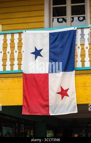 23. November 2008, Panama-Stadt, Panama-Provinz, Panama: Die Nationalflagge Panamas hängt über einem Balkongeländer in Mi Pueblito in Panama-Stadt. (Kreditbild: © Jon G. Fuller / Vwpics/VW Pics via ZUMA Press Wire) Stockfoto