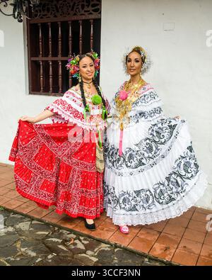 23. November 2008, Panama-Stadt, Provinz Panama, Panama: Zwei panamaische Frauen tragen die bunten traditionellen Pollera, die Nationalkleidung Panamas. Zusammen mit dem wunderschönen handgestickten Kleid, Goldschmuck und filigranen Haarkämmen aus Perlen oder Perlen runden das Outfit ab. (Kreditbild: © Jon G. Fuller / Vwpics/VW Pics via ZUMA Press Wire) Stockfoto
