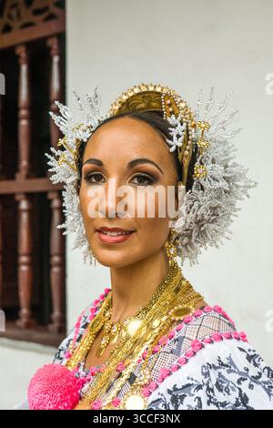23. November 2008, Panama-Stadt, Provinz Panama, Panama: Panama-Frau in einer bunten traditionellen Pollera, der Nationalkleidung Panamas. Zusammen mit dem wunderschönen handgestickten Kleid, Goldschmuck und filigranen Haarkämmen aus Perlen oder Perlen runden das Outfit ab. (Kreditbild: © Jon G. Fuller / Vwpics/VW Pics via ZUMA Press Wire) Stockfoto