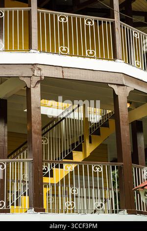 23. November 2008, Panama-Stadt, Panama-Provinz, Panama: Eine Treppe und Balkone in einem traditionellen Gebäude in Mi Pueblito in Panama-Stadt, Panama. (Kreditbild: © Jon G. Fuller / Vwpics/VW Pics via ZUMA Press Wire) Stockfoto