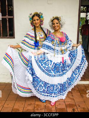 23. November 2008, Panama-Stadt, Provinz Panama, Panama: Zwei panamaische Frauen tragen die bunten traditionellen Pollera, die Nationalkleidung Panamas. Zusammen mit dem wunderschönen handgestickten Kleid, Goldschmuck und filigranen Haarkämmen aus Perlen oder Perlen runden das Outfit ab. (Kreditbild: © Jon G. Fuller / Vwpics/VW Pics via ZUMA Press Wire) Stockfoto