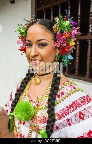 23. November 2008, Panama-Stadt, Provinz Panama, Panama: Panama-Frau in einer bunten traditionellen Pollera, der Nationalkleidung Panamas. Zusammen mit dem wunderschönen handgestickten Kleid, Goldschmuck und filigranen Haarkämmen aus Perlen oder Perlen runden das Outfit ab. (Kreditbild: © Jon G. Fuller / Vwpics/VW Pics via ZUMA Press Wire) Stockfoto