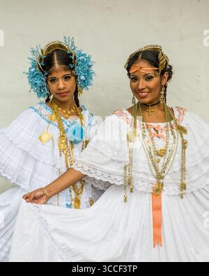 23. November 2008, Panama-Stadt, Provinz Panama, Panama: Zwei panamaische Frauen tragen die bunten traditionellen Pollera, die Nationalkleidung Panamas. Zusammen mit dem wunderschönen handgestickten Kleid, Goldschmuck und filigranen Haarkämmen aus Perlen oder Perlen runden das Outfit ab. (Kreditbild: © Jon G. Fuller / Vwpics/VW Pics via ZUMA Press Wire) Stockfoto