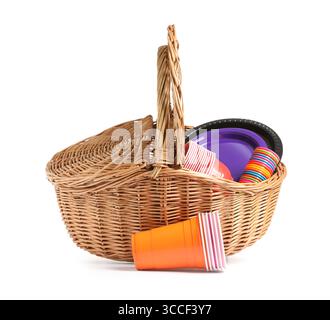 Set aus Einweg-Tischgeschirr aus Kunststoff in Korb isoliert auf weiß Stockfoto