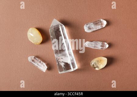 Aura. Verschiedene natürliche Mineralsteine auf braunem Hintergrund, flach angelegt Stockfoto