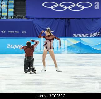 12. FEBRUAR 2022: Gabriella Papadakis und Guillaume Cizeron aus Frankreich skaten während des Eiskunstlaufs im Beiji Stockfoto