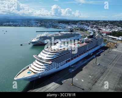 24. November 2022: Imagen este 24 de noviembre de los cruceros MSC Divina y el Norwegian Pearl detrÃÂs del cual estÃÂ fuera de enfoque el Viking Star en la Terminal HernÃÂn GarrÃÂ³n Salazar en Puerto LimÃÂ³n. FotografÃÂ­a: (Foto: © reiner Montero/La Nacion Via ZUMA Press) Stockfoto