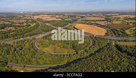 Luftbild des Croft Interchange (Kreuzung 21A), wo die Autobahnen M6 und M62 in der Nähe von Birchwood Village in Warrington, Großbritannien, miteinander verbunden sind Stockfoto