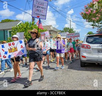 New Orleans, LA, USA – 14. Juni 2025: Eine Vielzahl von Anti-Trump-Demonstranten marschieren mit Schildern am No Kings Day in Marigny Stockfoto
