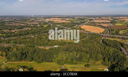 Luftbild des Croft Interchange (Kreuzung 21A), wo die Autobahnen M6 und M62 in der Nähe von Birchwood Village in Warrington, Großbritannien, miteinander verbunden sind Stockfoto