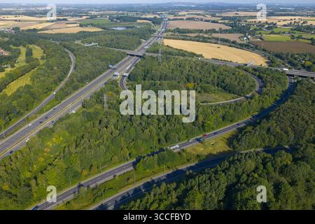 Luftbild des Croft Interchange (Kreuzung 21A), wo die Autobahnen M6 und M62 in der Nähe von Birchwood Village in Warrington, Großbritannien, miteinander verbunden sind Stockfoto