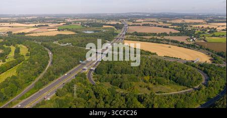Luftbild des Croft Interchange (Kreuzung 21A), wo die Autobahnen M6 und M62 in der Nähe von Birchwood Village in Warrington, Großbritannien, miteinander verbunden sind Stockfoto