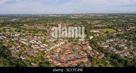 Luftbild des Birchwood Village in Warrington, das eine Mischung aus Wohnvierteln und Grünflächen zeigt Stockfoto