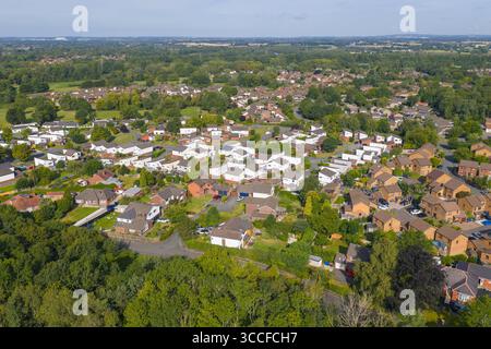 Luftbild des Birchwood Village in Warrington, das eine Mischung aus Wohnvierteln und Grünflächen zeigt Stockfoto