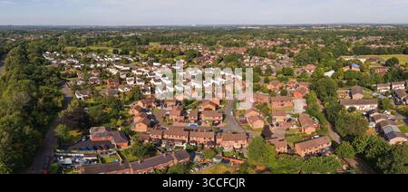 Luftbild des Birchwood Village in Warrington, das eine Mischung aus Wohnvierteln und Grünflächen zeigt Stockfoto