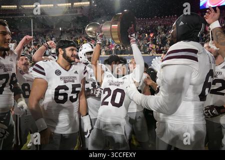 24. November 2022: Oxford, Mississippi, USA: Mississippi State Bulldogs Cornerback ALEXANDER SHAW #20, der die Trophäe nach dem Eierschüsselspiel zwischen den Rebellen der University of Mississippi und den Bulldogs der Mississippi State University im Vaught Hemingway Stadium in Oxford feiert. Bulldogs besiegten die Rebellen 24-22. (Foto: © Patrick Green/CSM via ZUMA Press Wire) Stockfoto