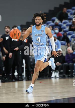 25. November 2022: North Carolina Tar Heels Guard R.J. Davis (4) bringt den Ball während des PK85 NCAA Basketballspiels zwischen den North Carolina Tarheels und den Iowa State Cyclones im Veterans Memorial Coliseum, Portland, OR. Larry C. Lawson/CSM (Cal Sport Media via AP Images) (Credit Image: © Larry C. Lawson/CSM via ZUMA Press Wire) Stockfoto