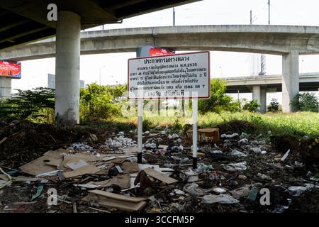 24. Februar 2023, Bangkok, Thailand: Jugendliche Cannabispflanzen werden in der Sonne auf der Straße gesehen. Das tägliche Leben um Lad Krabang, ein Wohnviertel in der Nähe des internationalen Flughafens Suvarnabhumi, in Ost-Bangkok, Thailand, am 24. Februar 2022. (Kreditbild: © Matt Hunt/ZUMA Press Wire) Stockfoto