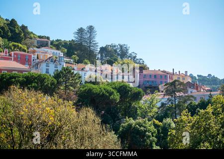 Charmantes Dorf eingebettet zwischen üppigem Grün an einem sonnigen Tag Stockfoto