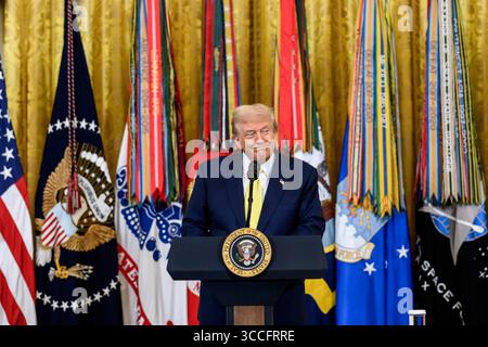 Präsident Donald J. Trump spricht während einer Zeremonie im Weißen Haus zu Ehren der Purple Heart-Empfänger am National Purple Heart Day. Washington, DC. 7. August 2025. Bild mit freundlicher Genehmigung des Weißen Hauses. Stockfoto