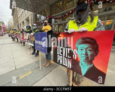 NOVEMBER 2022, WASHINGTON, D.C, WASHINGTON, D.C, USA: Chinesen, die in den USA leben, protestieren am 28. November 2022 gegen die Führer der Kommunistischen Partei Chinaâ und US-Beamte, die Geschäfte mit dem Land auf einem Gehweg in der Nähe des US-Außenministeriums in Washington D.C. tätigen. (Bild: © Stephen Shaver/ZUMA Press Wire) Stockfoto