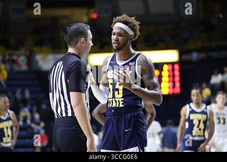 26. November 2022, Chattanooga, Tennessee, USA: Murray State Racers Stürmer DJ Burns (55) spricht mit einem Beamten während des Basketballspiels der Männer zwischen den Murray State Racers und den UT-Chattanooga MOCs in der McKenzie Arena. (Kreditbild: © Frank Mattia/ZUMA Press Wire) Stockfoto