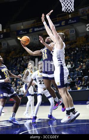 26. November 2022, Chattanooga, Tennessee, USA: Murray State Racers Forward Jamari Smith (52) schießt während des Basketballspiels zwischen den Murray State Racers und den UT-Chattanooga MOCs in der McKenzie Arena einen Hook Shot. (Kreditbild: © Frank Mattia/ZUMA Press Wire) Stockfoto