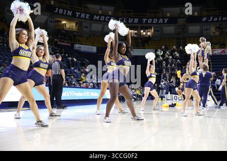 26. November 2022, Chattanooga, Tennessee, USA: Chattanooga MOCs Spirit Squad tritt während des NCAA College Basketballspiels der Männer zwischen den Murray State Racers und den UT-Chattanooga MOCs in der McKenzie Arena auf. (Kreditbild: © Frank Mattia/ZUMA Press Wire) Stockfoto