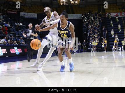 26. November 2022, Chattanooga, Tennessee, USA: Jamaal Walker (2) wird vom Murray State Racers Guard Jacobi Wood (24) während des Basketballspiels zwischen den Murray State Racers und den UT-Chattanooga MOCs in der McKenzie Arena angegriffen. (Kreditbild: © Frank Mattia/ZUMA Press Wire) Stockfoto