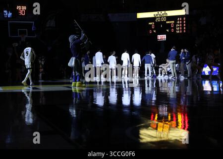26. November 2022, Chattanooga, Tennessee, USA: Chattanooga MOCs werden vor dem NCAA College Basketballspiel der Männer zwischen den Murray State Racers und den UT-Chattanooga MOCs in der McKenzie Arena eingeführt. (Kreditbild: © Frank Mattia/ZUMA Press Wire) Stockfoto