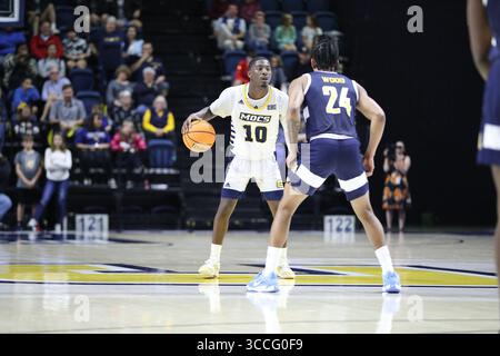 26. November 2022, Chattanooga, Tennessee, USA: Der Chattanooga MOCs-Guard Dalvin White (10) bringt den Ball während des NCAA College Basketballspiels der Männer zwischen den Murray State Racers und den UT-Chattanooga MOCs in der McKenzie Arena. (Kreditbild: © Frank Mattia/ZUMA Press Wire) Stockfoto