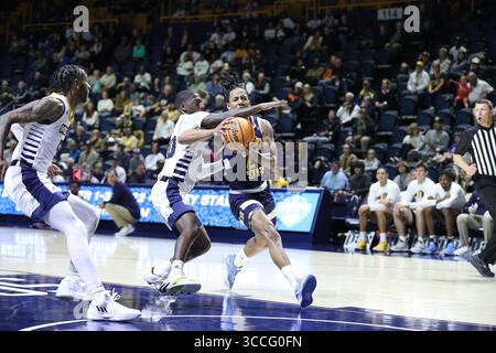 26. November 2022, Chattanooga, Tennessee, USA: Dalvin White (10) der Chattanooga MOCs-Guard Rob Perry (2) bezwingt den Murray State Racers-Guard Rob Perry (2), während er während des Basketballspiels der Männer zwischen den Murray State Racers und den UT-Chattanooga MOCs in der McKenzie Arena zum Korb fährt. (Kreditbild: © Frank Mattia/ZUMA Press Wire) Stockfoto