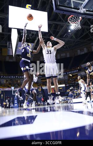 26. November 2022, Chattanooga, Tennessee, USA: Rob Perry (2), der Murray State Racers Guard, schießt den Ball über das Chattanooga MOCs Center Jake Stephens (33) während des Basketballspiels der Männer zwischen den Murray State Racers und den UT-Chattanooga MOCs in der McKenzie Arena. (Kreditbild: © Frank Mattia/ZUMA Press Wire) Stockfoto