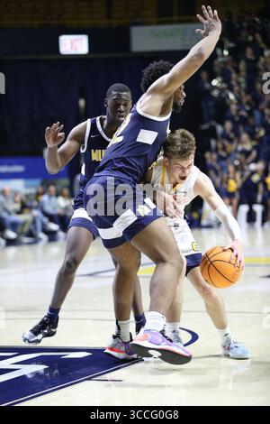 26. November 2022, Chattanooga, Tennessee, USA: Der Chattanooga MOCs-Wachmann Brody Robinson (55) fährt während des Basketballspiels zwischen den Murray State Racers und den UT-Chattanooga MOCs in der McKenzie Arena zum Korb. (Kreditbild: © Frank Mattia/ZUMA Press Wire) Stockfoto