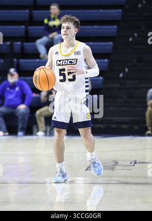 26. November 2022, Chattanooga, Tennessee, USA: Chattanooga MOCs-Guard Brody Robinson (55) bringt den Ball während des Basketballspiels der Männer zwischen den Murray State Racers und den UT-Chattanooga MOCs in der McKenzie Arena auf den Platz. (Kreditbild: © Frank Mattia/ZUMA Press Wire) Stockfoto